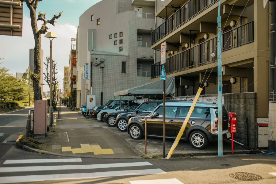 住宅街の駐車場に並ぶ車