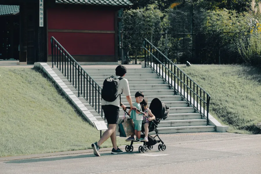 子ども連れで歩く親子