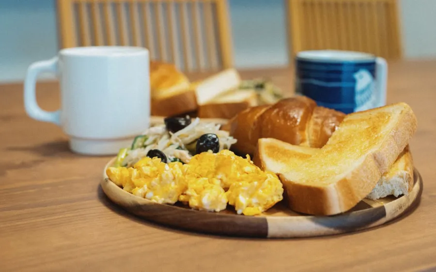 トーストと卵の朝食とコーヒー